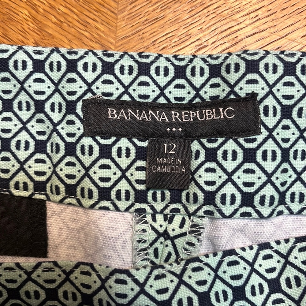 Banana Republic Geometric Patterned Shorts With Side Zipper - Picture 2 of 5